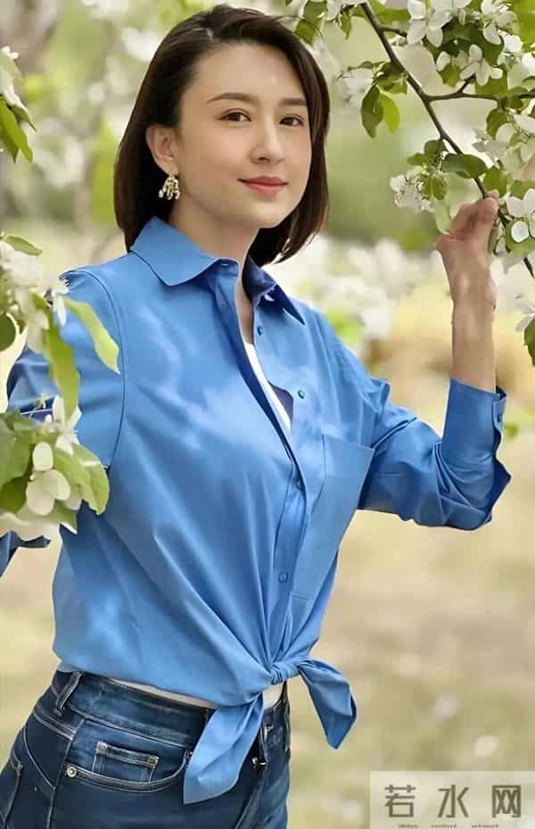 46岁前央视主持人张蕾出游状态超绝，高挑时髦、气色红润显年轻