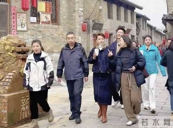 张蕾46岁逛街像30岁，主持人这保养功夫，时间都嫉妒得想办会员卡