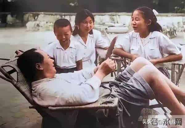 毛主席一家四口合影，四人脸上全是笑意，李讷紧挨毛主席