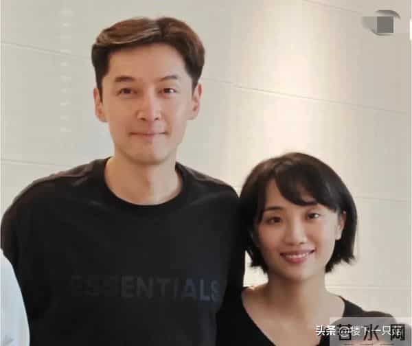 胡歌周末带女儿亲子游 全程推婴儿车 41岁才当爹成女儿奴 父女俩合拍