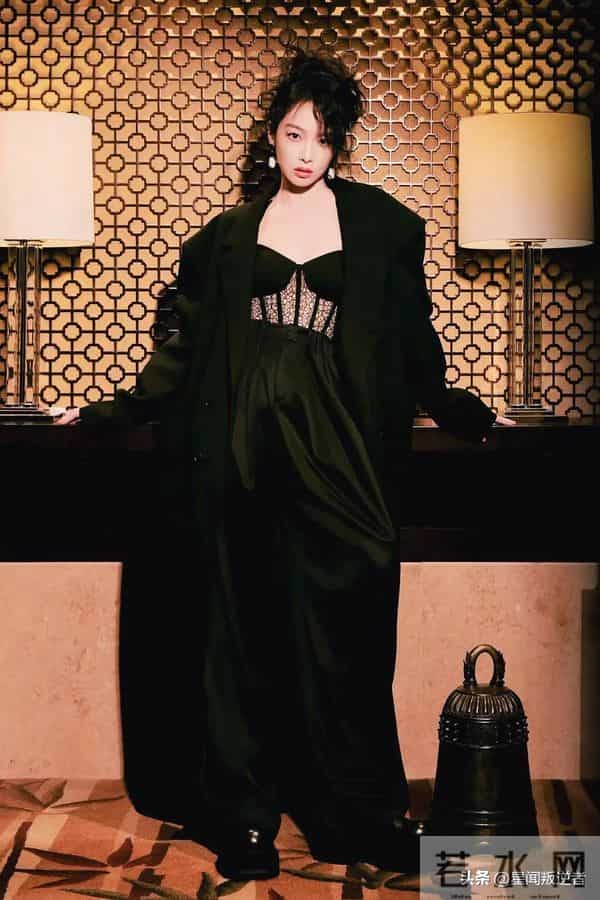 我的天,人间尤物宋茜全黑造型杀疯了!蕾丝胸衣加大衣直接封神