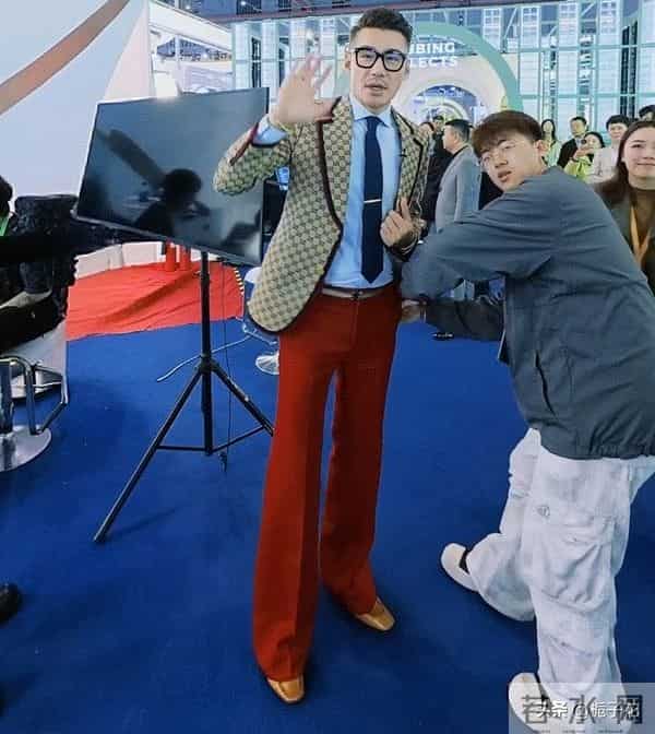 胡兵在上海线下被偶遇,他的身材好高挑,而且修长,真不愧是男模