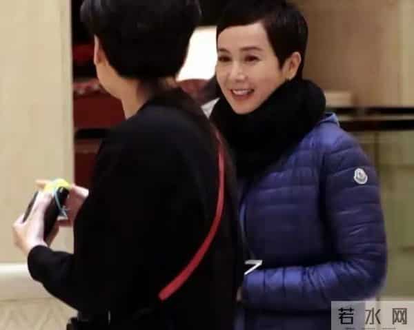 蒋雯丽59岁英国低调生活曝光：昔日女神瘦老憔悴，岁月不饶人