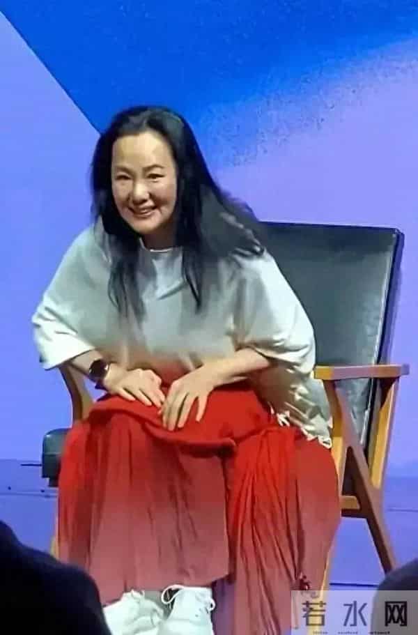 55岁咏梅首谈更年期，她素颜上台、直面皱纹，老了却依然优雅美丽