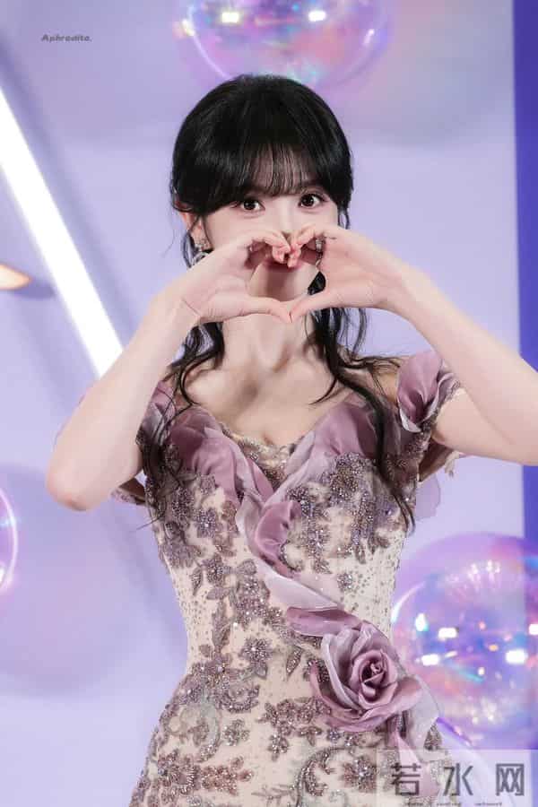 田曦薇“像刚放学的学姐”:白Polo+素颜感妆,美得毫不费力