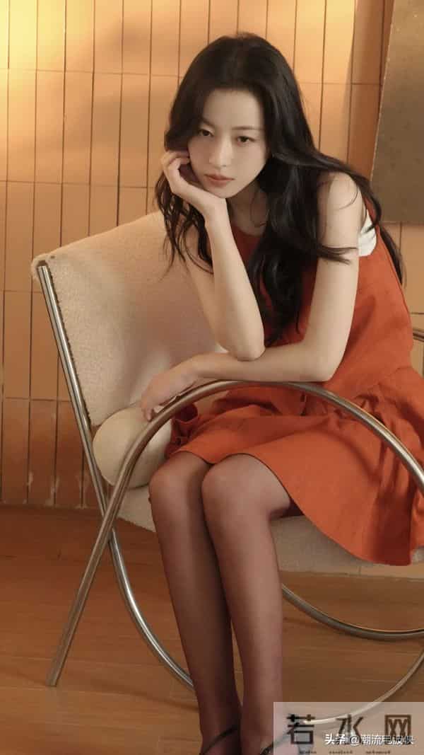 周雨彤，一组好看的丝袜美腿穿搭造型。