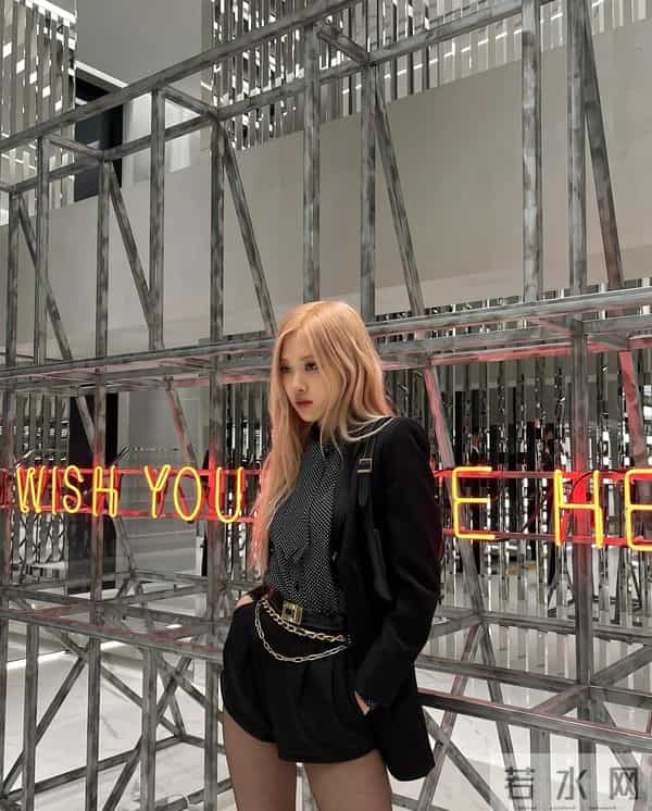 朴彩英大腿很粗的腿型叫酒杯腿,配上黑丝袜高跟鞋很诱惑