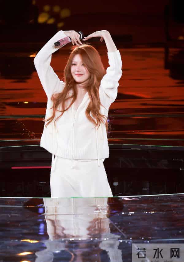 赵露思27岁生日音乐会，染红发穿衬衫热裤，用实力强势回归