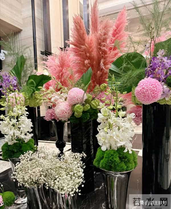 李湘回娘家，客厅大得像酒店大堂，悄咪咪的又炫了一把“富”