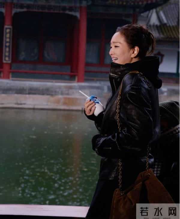 59岁巩俐在北京公园,长了皱纹头发凌乱,喝老酸奶吃糖葫芦接地气