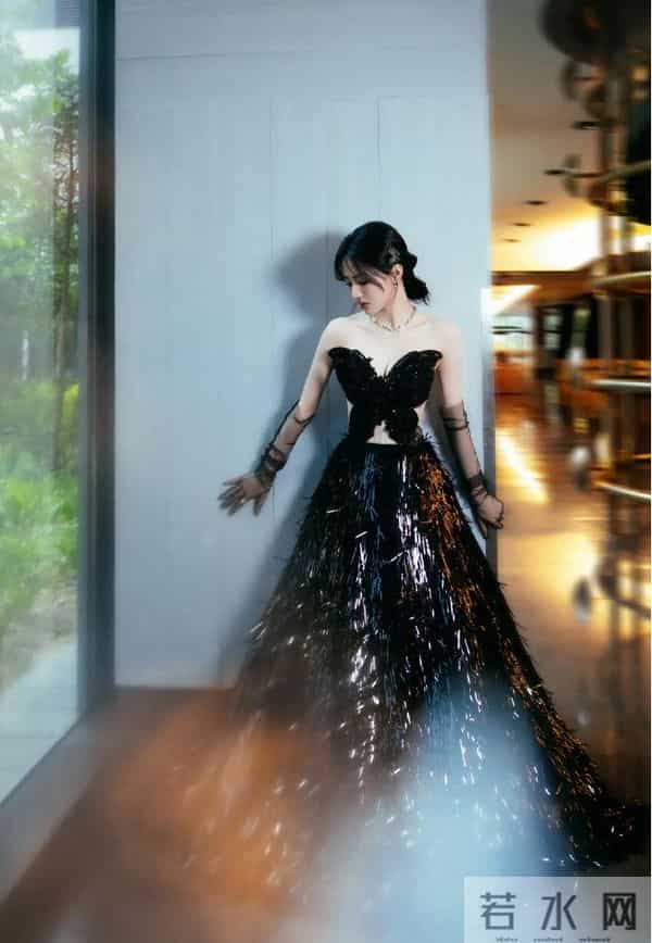 徐璐锁骨好深!能养金鱼,优雅又迷人!