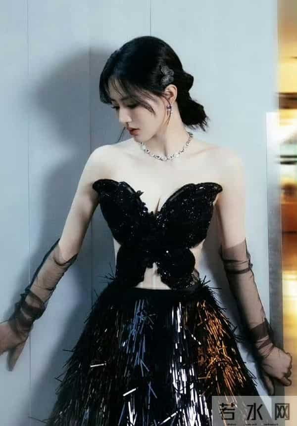 徐璐锁骨好深!能养金鱼,优雅又迷人!