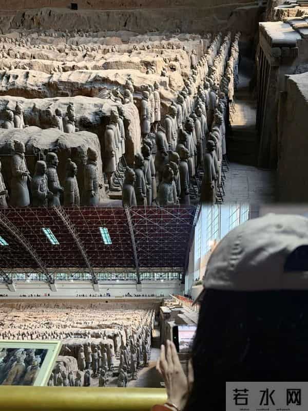 江疏影晒西安旅拍照，逛兵马俑，看《长恨歌》……开心到起飞！