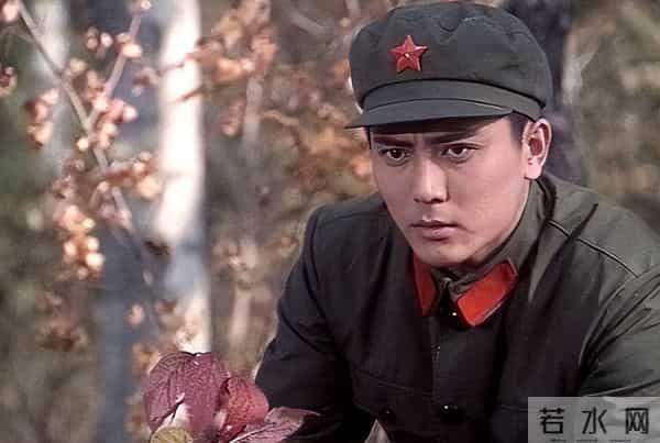 他曾是北影厂第一美男，退居幕后20年担任制片人，如今老的不敢认