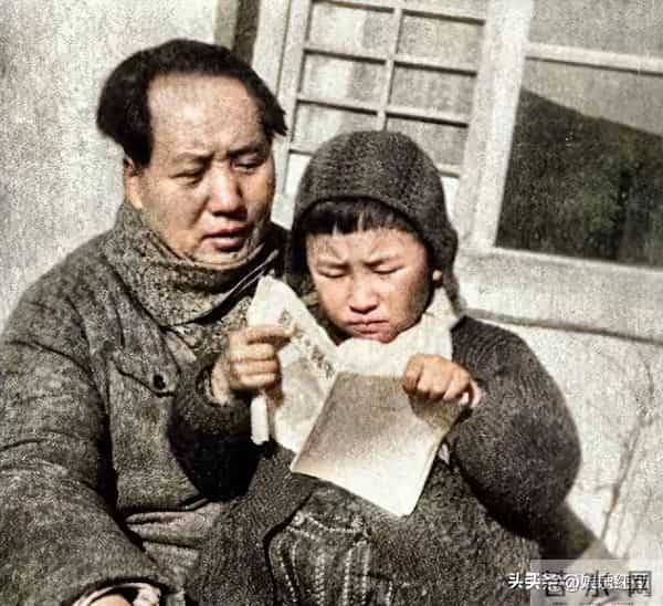 毛主席一家四口合影，四人脸上全是笑意，李讷紧挨毛主席