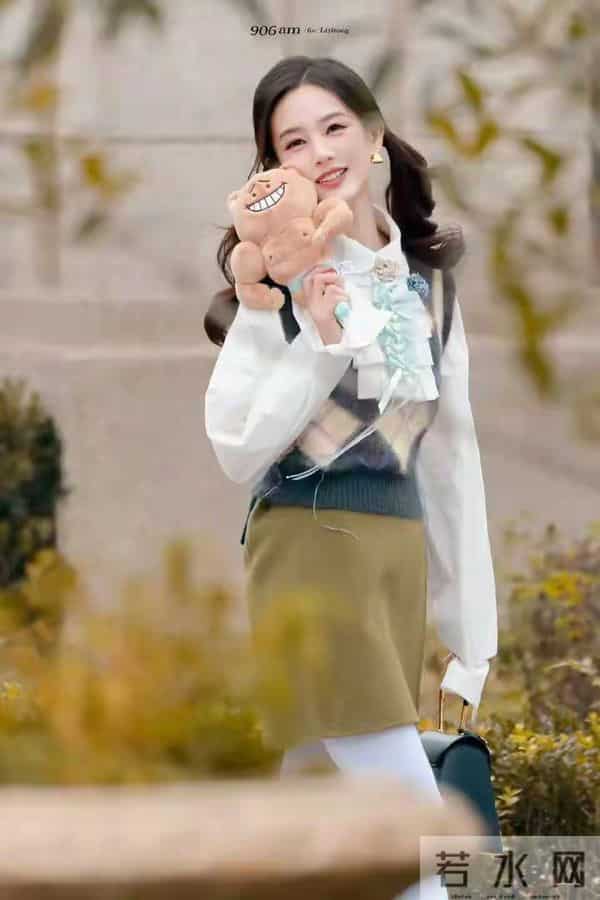 李一桐穿白丝优雅，甜美中透露女人味！