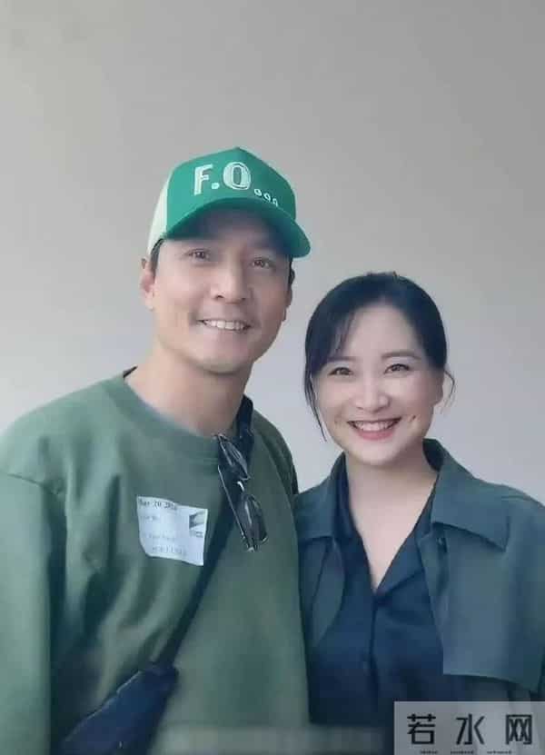 吴彦祖晒47岁老婆素颜合照，惊呆网友！男方曾称近10年没夫妻生活