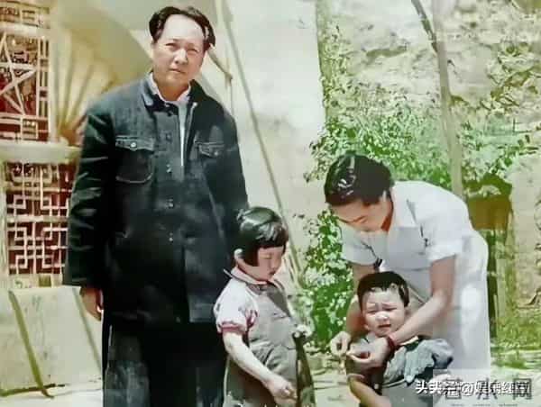 毛主席一家四口合影，四人脸上全是笑意，李讷紧挨毛主席