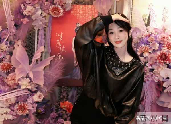 33岁杨紫生日晒全家福,爸妈气质出众亮眼,一家三口太幸福