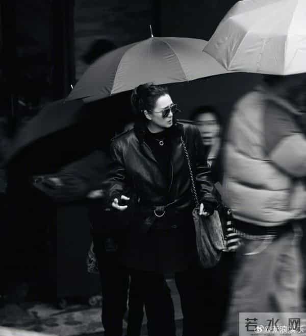 巩俐雨天现身北海公园，全黑造型撑伞漫步，这姿态太像电影镜头！