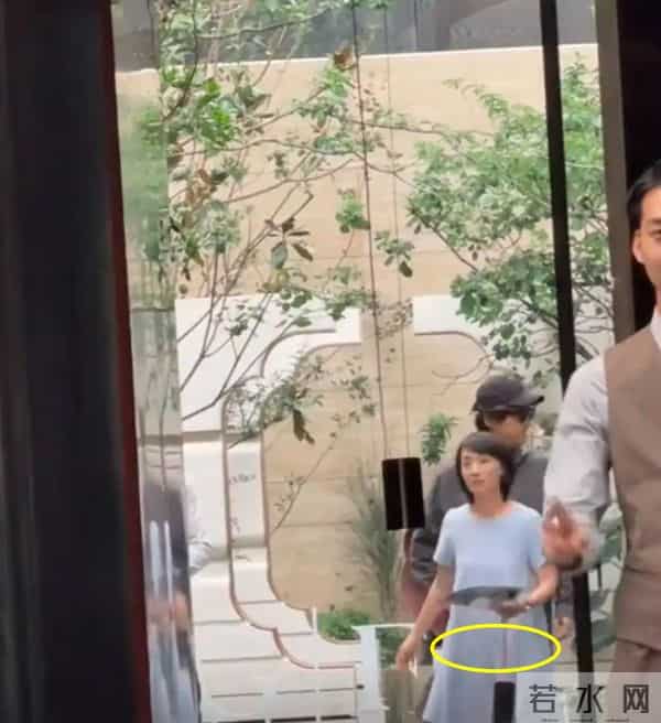 胡歌一家3口现身上海乐高，小茉莉坐推车好可爱，黄曦宁阻止拍照