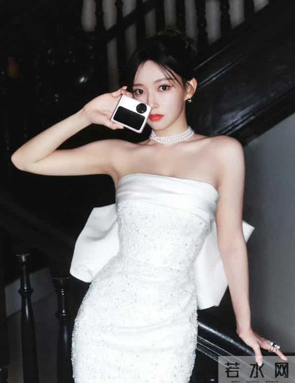 程潇,白色抹胸裙~