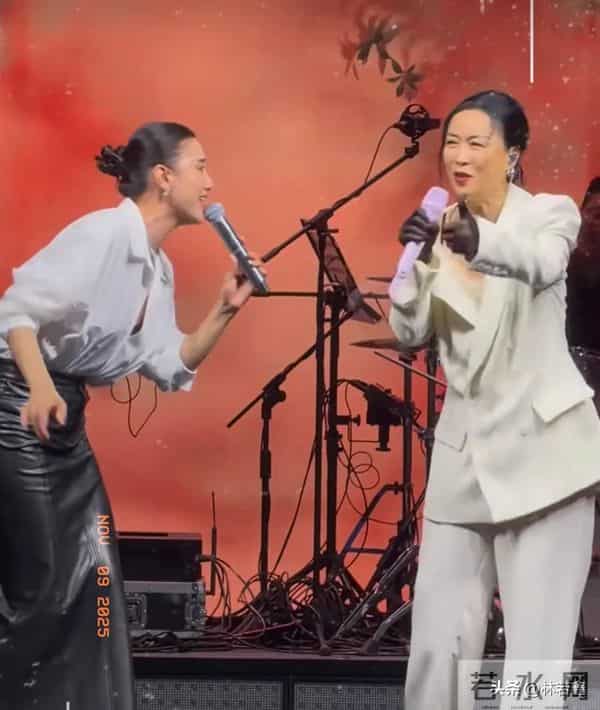 57岁那英与宋佳合唱《一笑而过》,巩俐和李现在台下笑的合不拢嘴