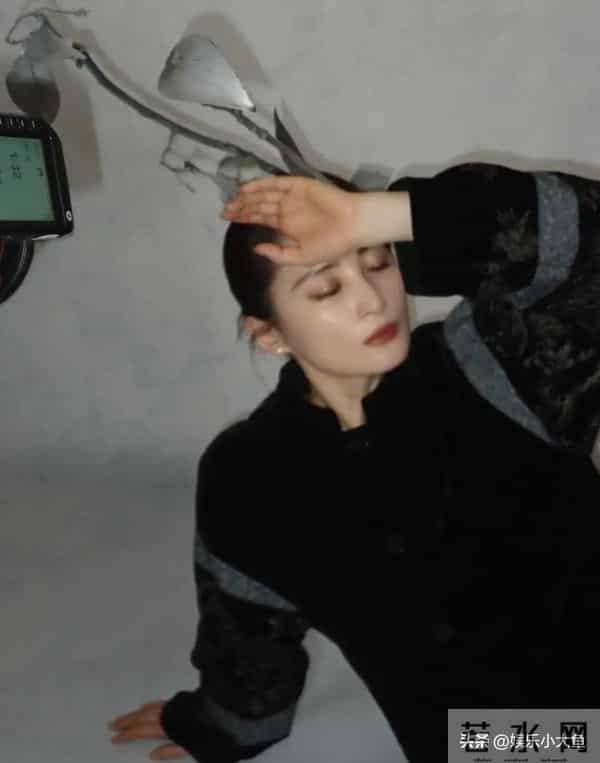 蒋勤勤出席十堰竹山活动,穿黑色印花中式套装发髻低挽,大气漂亮