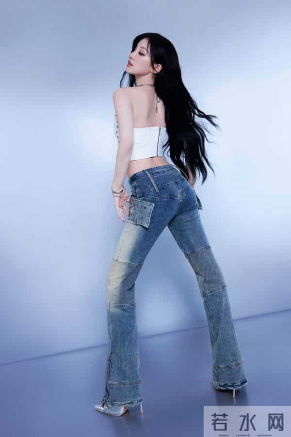 宋雨琦 白抹胸牛仔裤 又酷又辣