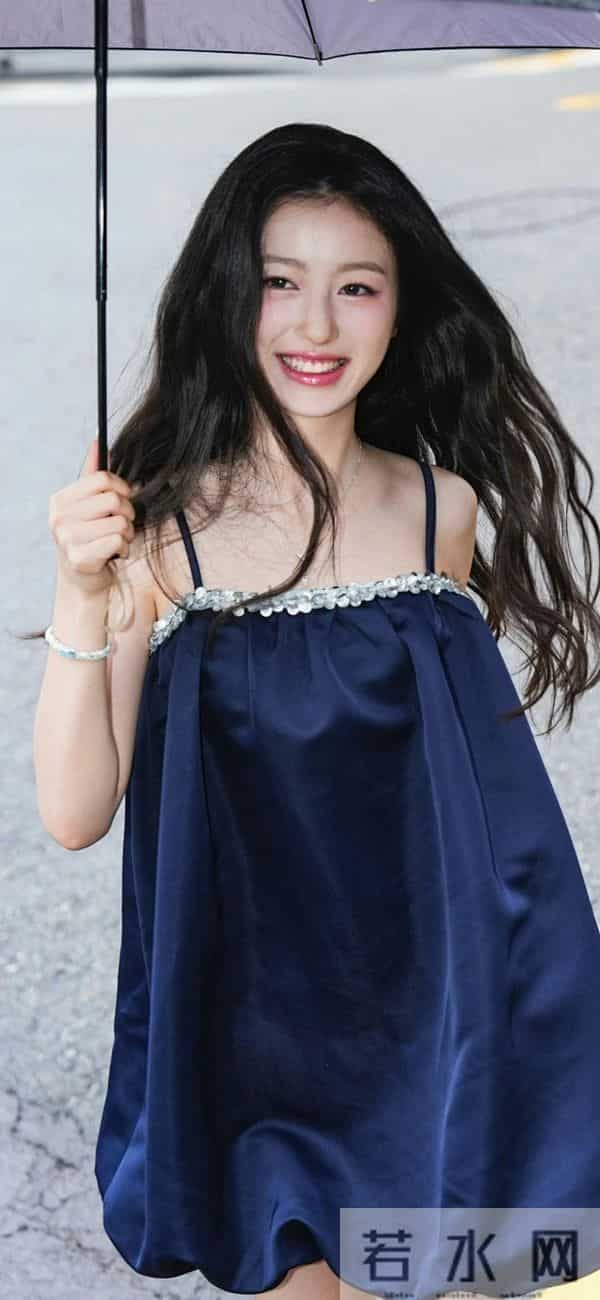 裴佳欣的 “成熟感” 藏不住了！眼神带钩子，女人味拉满太惊艳