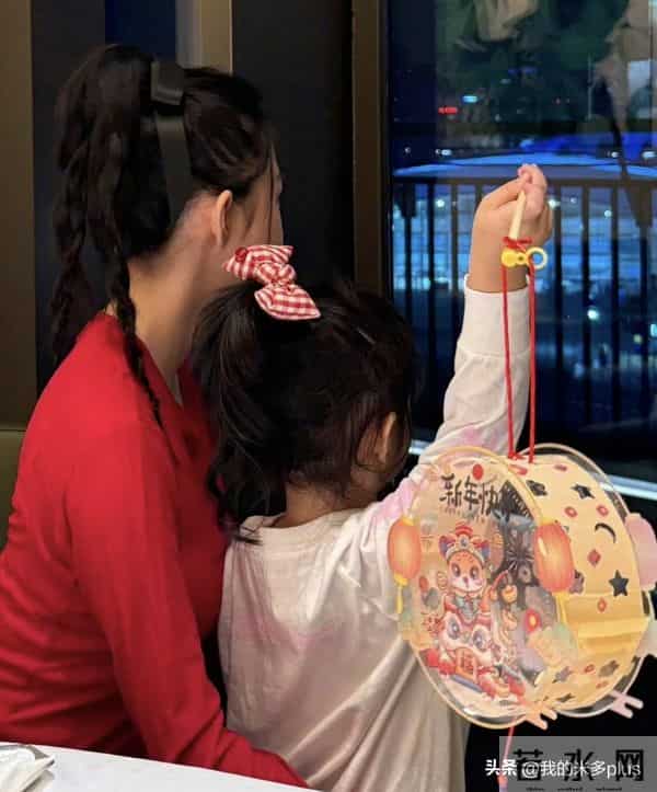 潘玮柏老婆参加幼儿园活动,5岁女儿好可爱,宣云穿公主装像姐姐