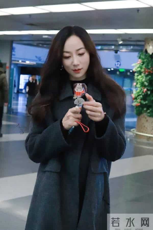 韩雪都奔四了还这么有气质!穿灰色大衣阔腿裤,时髦洋气又高级!