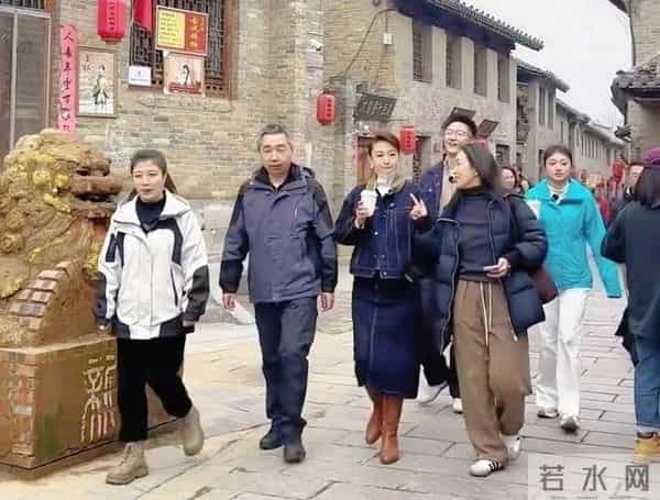 46岁张蕾逛街被偶遇，她打扮好端庄贤淑啊，身材也很高挑