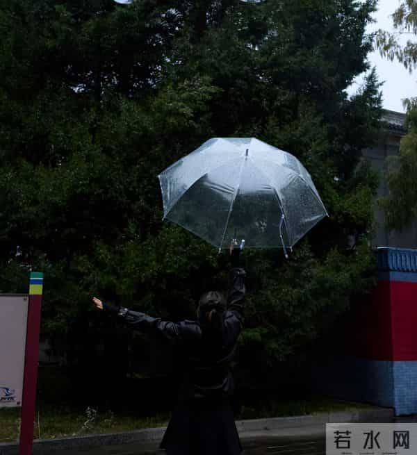 59岁巩俐在北京公园,长了皱纹头发凌乱,喝老酸奶吃糖葫芦接地气