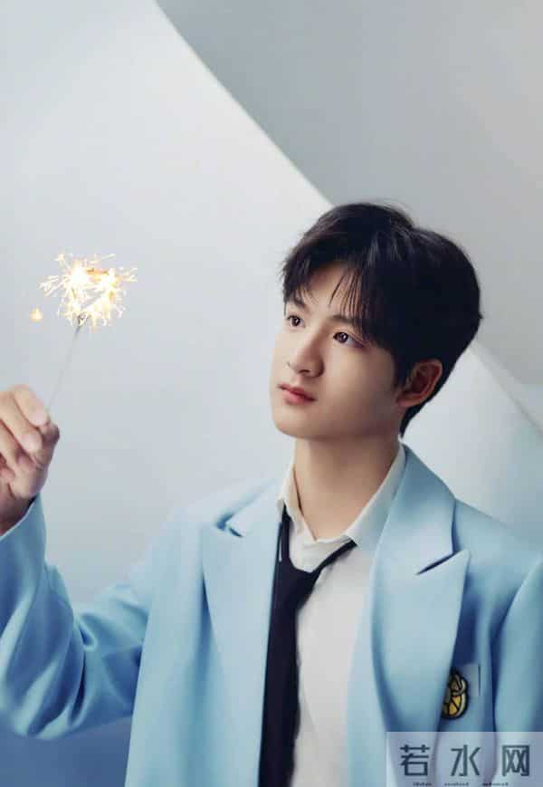 田亮晒照为14岁儿子庆生!森碗穿蓝色西服阳光帅气