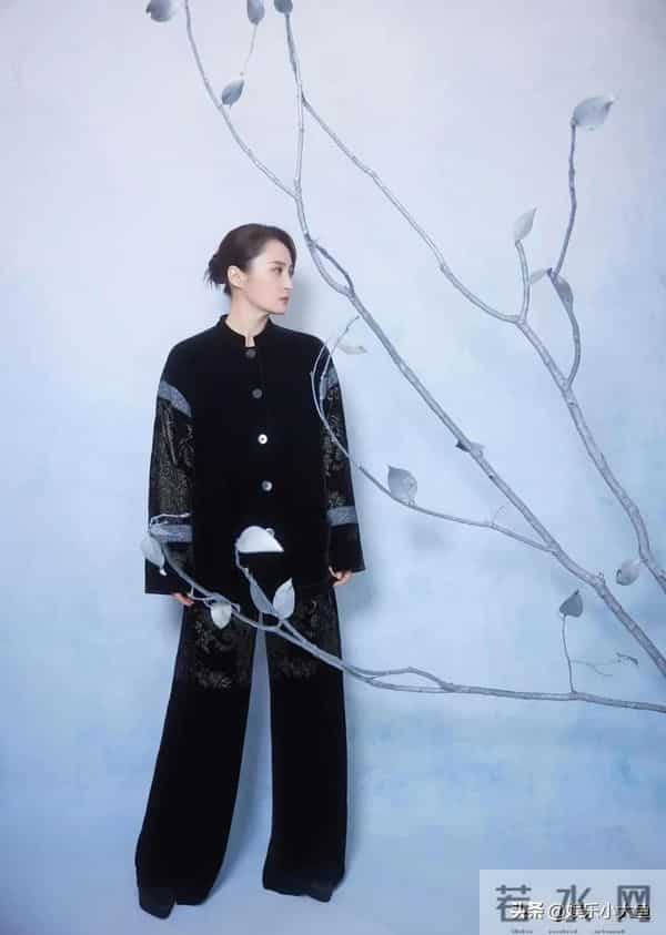 蒋勤勤出席十堰竹山活动,穿黑色印花中式套装发髻低挽,大气漂亮