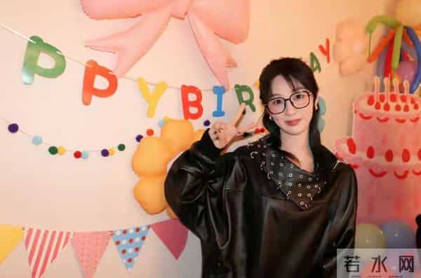 杨紫33岁生日晒全家福,杨爸杨妈气质出众好年轻,一家三口好幸福