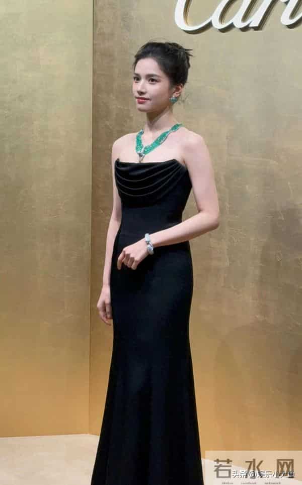 张婧仪今天出席卡地亚高珠展，穿黑色礼服裙佩戴权威祖母绿好美