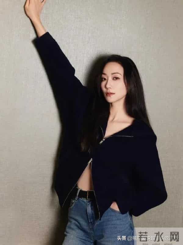 韩雪私服穿搭真时髦!穿黑色拉链开衫+牛仔裤,简约又高级!