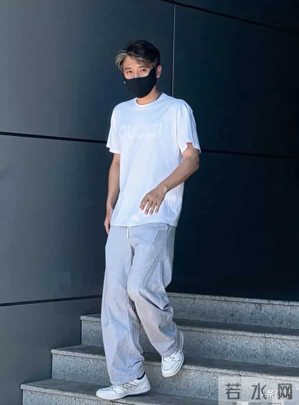 51岁李乃文哈尔滨和朋友聚餐，白色短袖上衣又高又瘦，状态像40岁