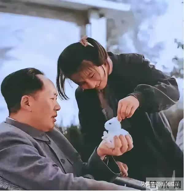 毛主席一家四口合影，四人脸上全是笑意，李讷紧挨毛主席