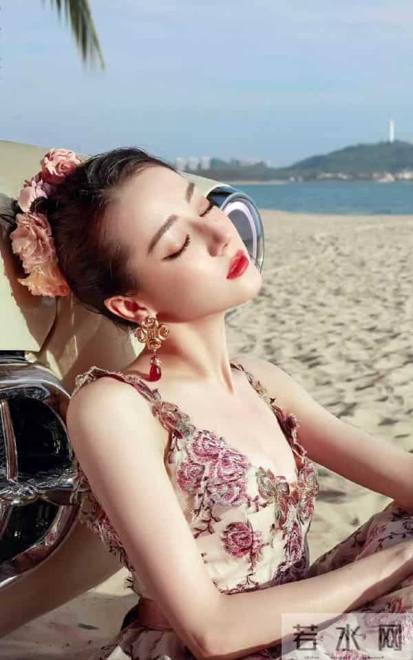 迪丽热巴这张拿椰子的照片,把我看饿了…不对,是看美了!