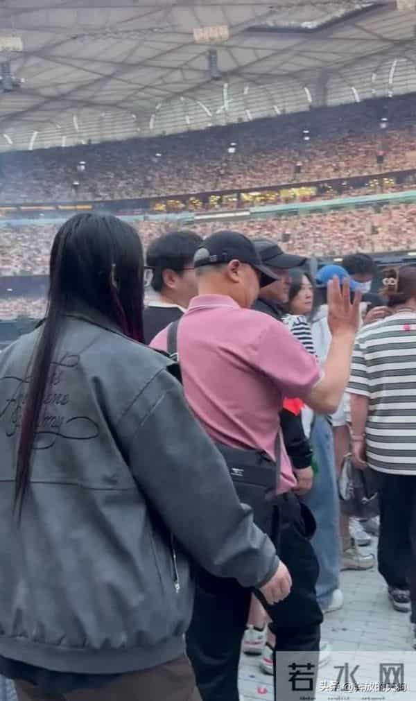 张杰爸妈现身儿子演唱会，张妈穿粉裙优雅迷人，母子俩如复制粘贴