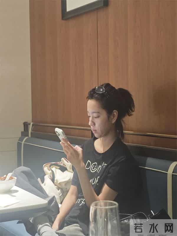 演员庄达菲广州机场被偶遇,吃饭时敷面膜翘着二郎腿状态十分松弛