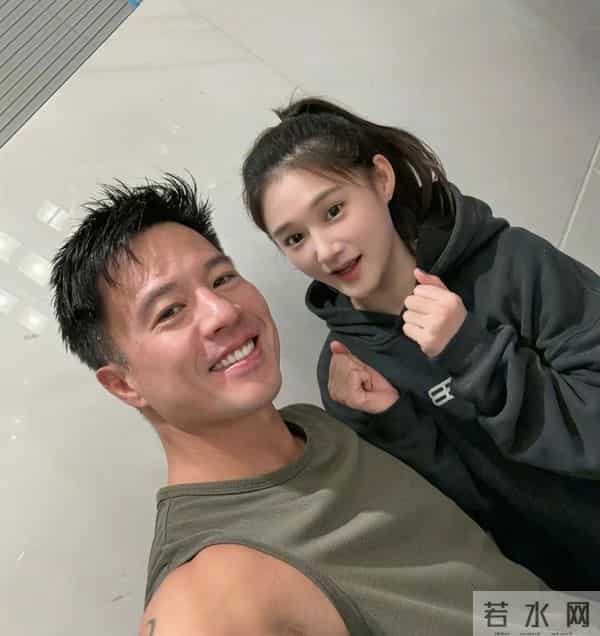 安志杰48岁在杭州露肌肉见粉丝,粉丝尖叫:男人味比西湖水还保鲜