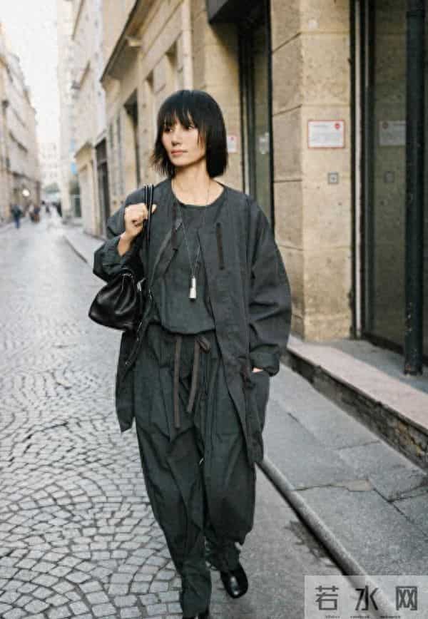 48岁“袁泉”带火了一种新穿搭：肥大外套+宽松裤子，洋气又减龄