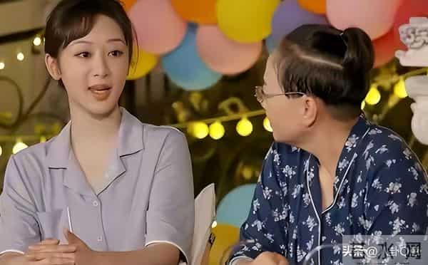 33岁杨紫生日晒全家福,爸妈气质出众亮眼,一家三口太幸福