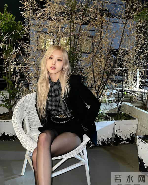 朴彩英大腿很粗的腿型叫酒杯腿,配上黑丝袜高跟鞋很诱惑