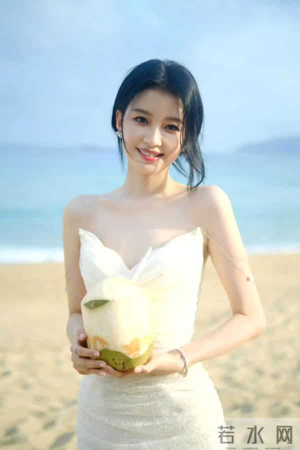 孙怡白裙海边写真