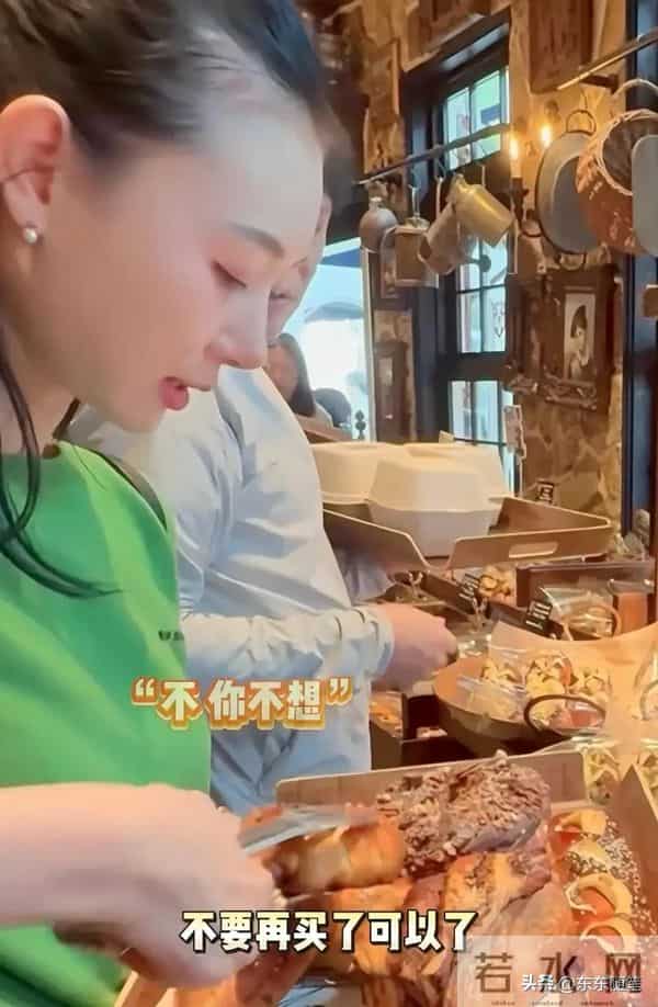 范志毅夫妇立冬逛街，差17岁被认成父女俩，老婆个高漂亮但管得严